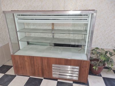 Холодильник для ресторанов, тортов и тд
