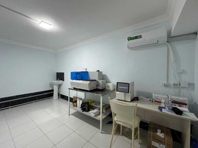 Tayyor ishlab turgan ko‘p tarmoqli xususiy Klinika ichidagi sotiladi.