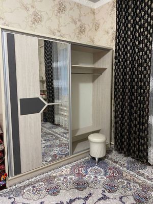 Шкаф для спальни стильно и в хорошем состоянии