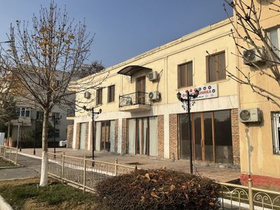 200 квадрат, 1чи этаж, олдида 150 квадрат майдони билан