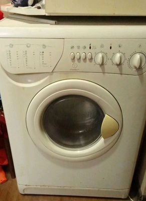 Kir yuvish mashinasj indesit