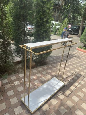 Стелаж для магазина золотистого цвета. Очень прочный.