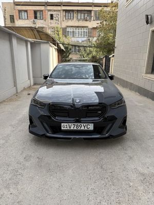 BMW i5 35L M-Sport -Body kit