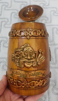 Продаётся привозная большая деревянная кружка.