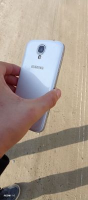 Galaxi S4 smartfoni sotiladi