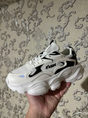 Спортивные кроссовки