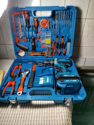 Продаю набор инструментов шуруповёрт ,,Makita новый звоните смело
