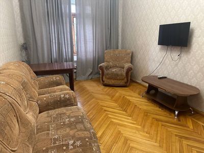 Продается квартира 3 комнатная ,Метро Ойбек, Чехова ,Ц 7