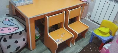 Детская парта (стол) и 2 стула