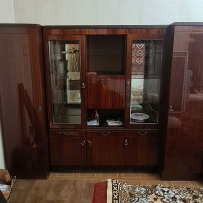 Сервант полированный в отличном состоянии