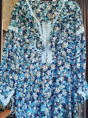 Ko‘k rangli gulli nozik ko‘ylak ayollik