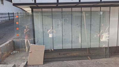 Продам срочно витринное стекло