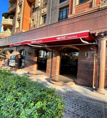 Продаётся Parisien. Первая линия . Под магазин, клинику и т.д