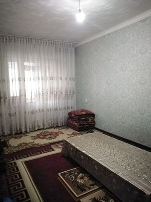 Qarshi shahri markazi, 2-qavatdan 3 xonali uy, 71m²