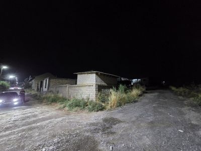 Quruq yer sotiladi Guliston masjiddan oʻtganda