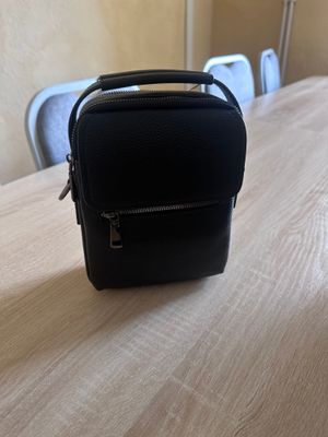 Erkaklar qo'l sumkasi
