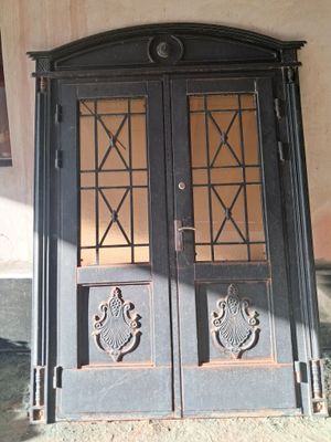 Temir eshiklar sotiladi