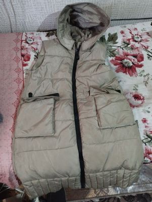 Продаётся женская безрукавка.