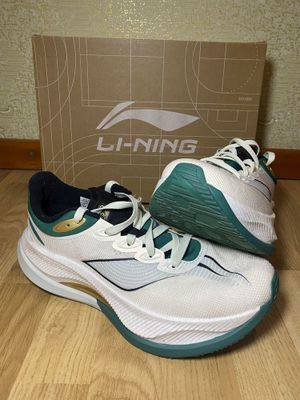 Продаю беговые кроссовки Li-ning