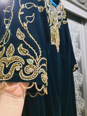 vecherniy ko'ylak (bezaklari qo'l ishi qilingan)
