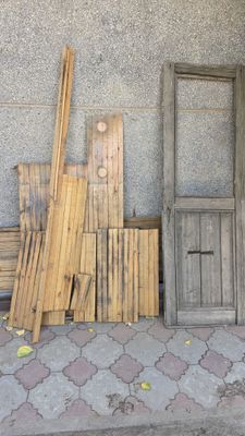 KELESda o'tin taxta, poldan chiqqan DSP, eski eshik daraxt shoxlari