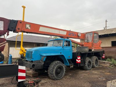 Ural kran vezdixod 25t avtokran