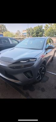 BYD SEALION-06 EV-605 км(4810/1920/1675) белый и мокрый асфальт