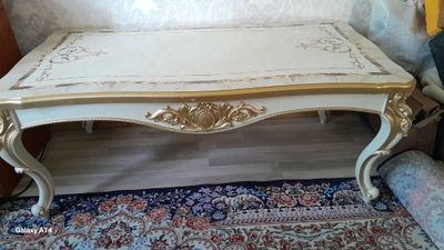 Стол для гостинной
