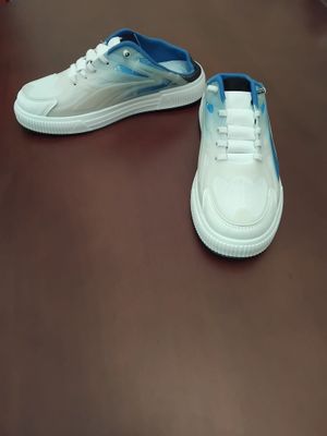 Кроссовка