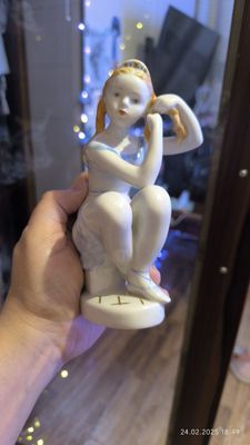 Фарфоровая статуэтка.