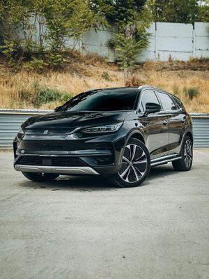 BYD Tang fulli 2 ta matorli nasiyaga bor 50% tolov bilan