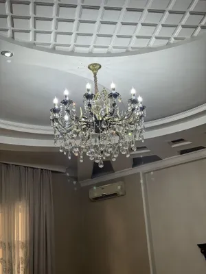 2 люстры одна большая 12 лампочек, а друггая 6 рожковое люстра