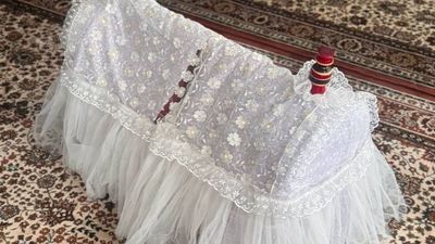 Beshik sotiladi 2ta bor bittasi yengi bittasi eskiroq