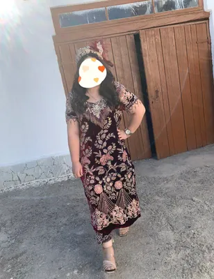 Кўйлак иштон, қалпоқ, дастрўмоли билан