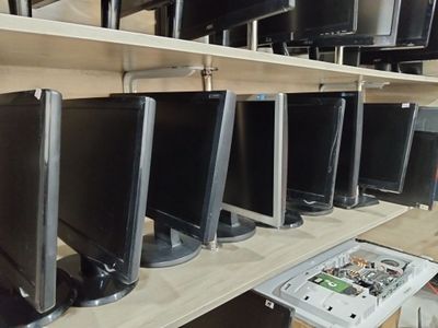 Kameraga qo'yish uchun arzon monitorlar
