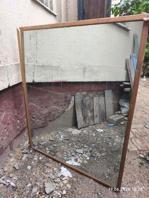 Продаётся зеркало. Дёшево.