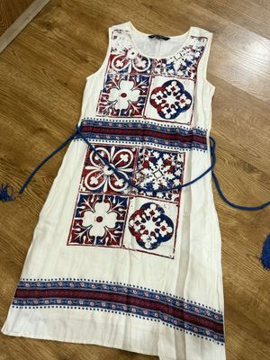 Проется красивое платье.