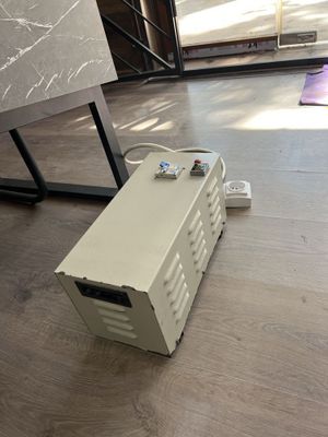Продам однофазный стабилизатор / напряжение 5кВт б/у в рабочем состоян