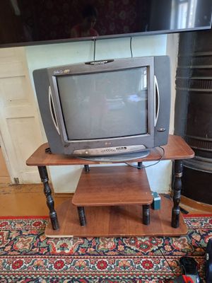 Televizor podstavkasi bilan