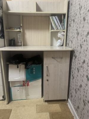 Стол письменный в идеальном состоянии цвет светлый. ТТЗ,Ахмад Югнаки