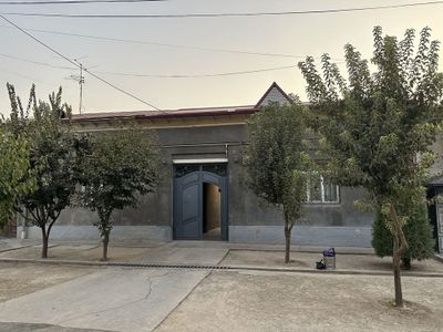 Uch tepa tumani zulfizar kochasidagi hovli sotiladi