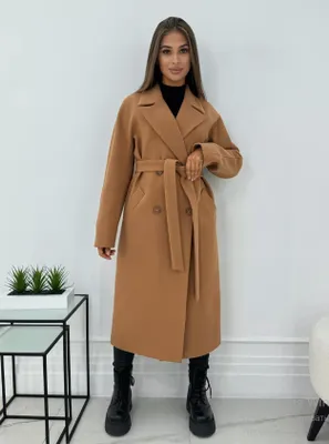 Двубортное бежевое пальто с широкими лацканами