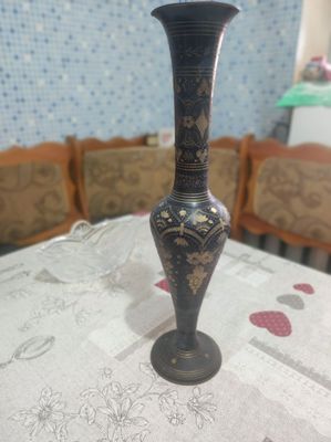 Продам вазу металлическую.