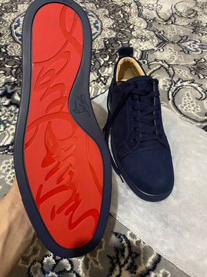 Louboutin oyoq kiyim sotiladi