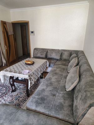 Yangi holatdagi burchak divan va stol.