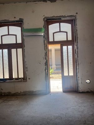 1 eshik va 1 deraza kalitlari bor qulflanadi yaxshi xolatta