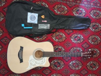 Akustik gitara sotiladi