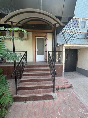 здаеотса аренда под офис либа под бизнес Лисинова 2 линя 15 квадрад 15