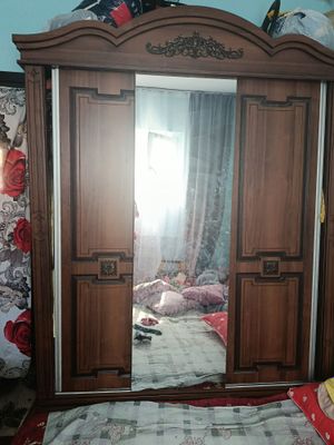 Шкоф гарнутир битта узи сотилади.