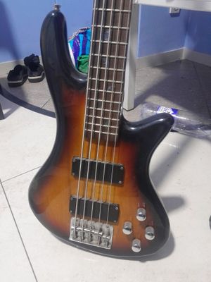 Elektr gitara oldigi rassiskisi